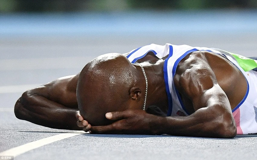 Vấp ngã trên đường chạy, Mo Farah vẫn giành HCV ảnh 4